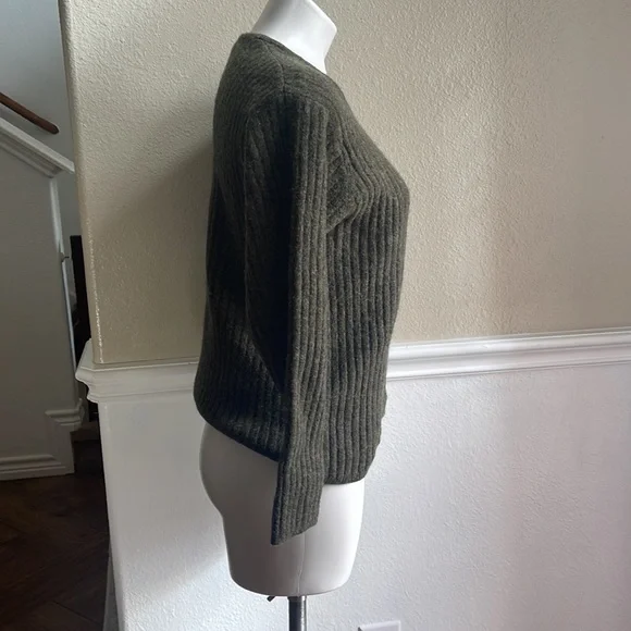 Banana republic olive 100% lambswool sweater size large